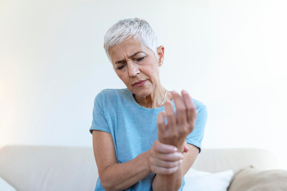 Dolor de huesos y articulaciones en personas mayores