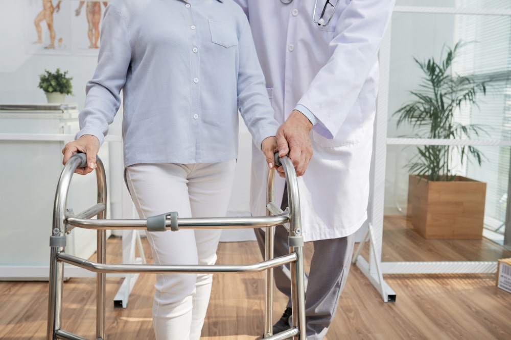 Grúas para el cuidado de mayores y personas con movilidad reducida: todo lo que debes saber
